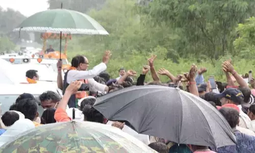 CM Shivraj के काफिले पर मधुमक्खियों का हमला, मच गई अफरा-तफरी, बाल-बाल बचे मुख्यमंत्री CM Shivraj के काफिले पर मधुमक्खियों का हमला, मच गई अफरा-तफरी, बाल-बाल बचे मुख्यमंत्री