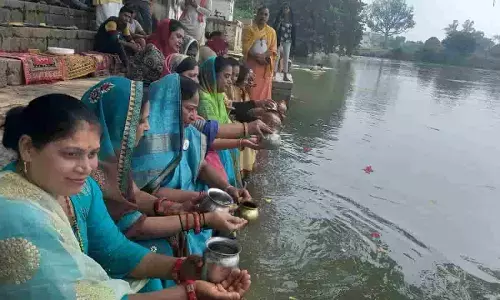 ﻿महिला कांग्रेस ने किया मंहगाई का पिंड दान, कहा-घोषणा वीर मुख्यमंत्री चुनावी क्षेत्रो में दे रहे झुनझुना..