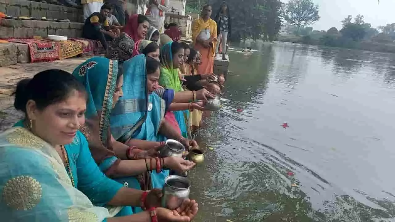 ﻿महिला कांग्रेस ने किया मंहगाई का पिंड दान, कहा-घोषणा वीर मुख्यमंत्री चुनावी क्षेत्रो में दे रहे झुनझुना..