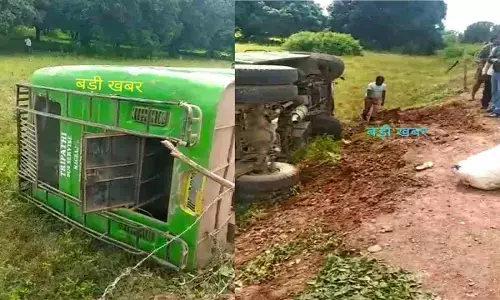 रीवा के यात्रियों से भरी बस मुकुंदपुर के पास पलटी, एक दर्जन यात्री घायल