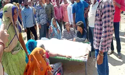 REWA: सड़क किनारे शव मिलने से हड़कंप, हत्या का आरोप REWA: सड़क किनारे शव मिलने से हड़कंप, हत्या का आरोप