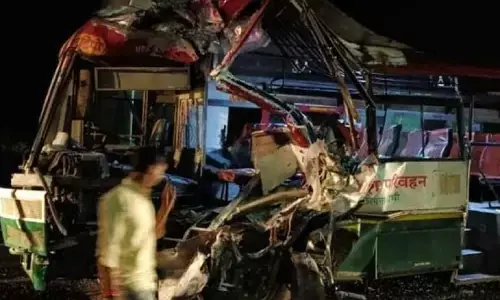 Agra-Lucknow Expressway पर ट्रक से टकराई तेज रफ्तार UP Roadways की बस, चालक समेत पांच यात्री गंभीर