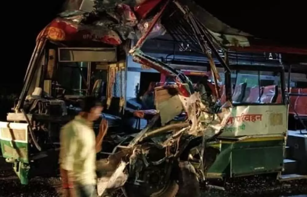 Agra-Lucknow Expressway पर ट्रक से टकराई तेज रफ्तार UP Roadways की बस, चालक समेत पांच यात्री गंभीर