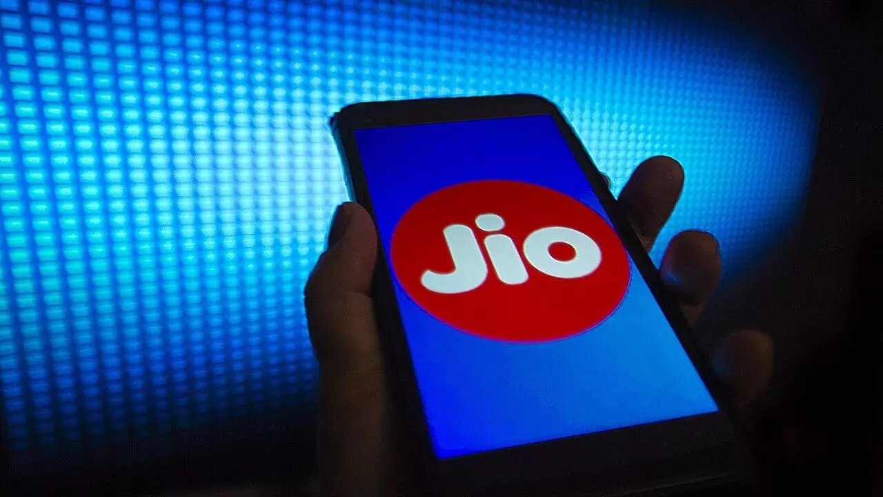 भारत में फ्री इंटरनेट बांटने वाले मुकेश अंबानी का JIO ग्राहकों को बड़ी सौगात, फिर जारी किया 23 दिन तक फ्री कॉलिंग और डेटा, जानिए!