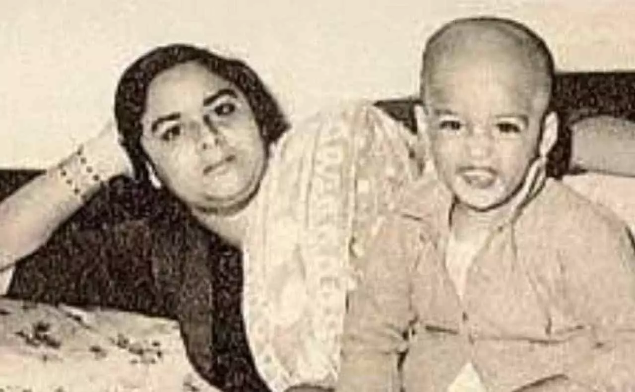 पहचानों तो जानें: कौन है मां के साथ बेड पर बैठा यह बच्चा? पूरी बॉलीवुड इंडस्ट्री में करता है राज