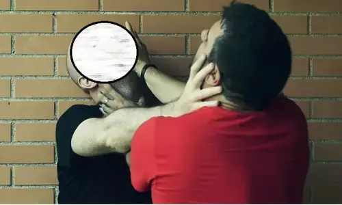 डॉक्टर ने की अपने महिला पेशेंट की तारीफ, पति ने बरसाए मुक्के डॉक्टर ने की अपने महिला पेशेंट की तारीफ, पति ने बरसाए मुक्के