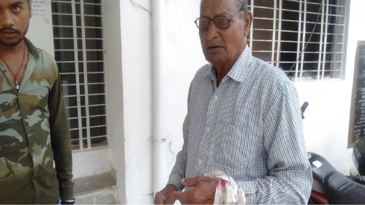 REWA CRIME: कट्टा-चाकू की नोक पर बाइकर्स गैंग ने की वारदात, वृद्ध पर चाकू से हमला कर ले उड़े रूपयों से भरा बैंग