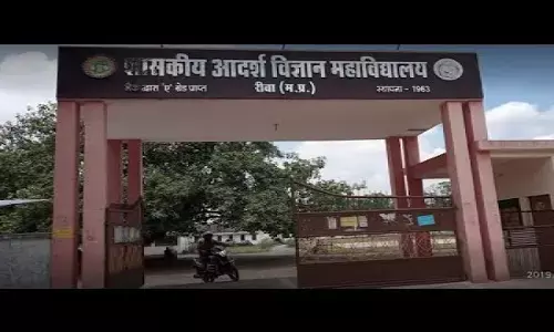 छात्रों ने कालेज के गेट मे जड़ दिया ताला, मचा हड़कम्प