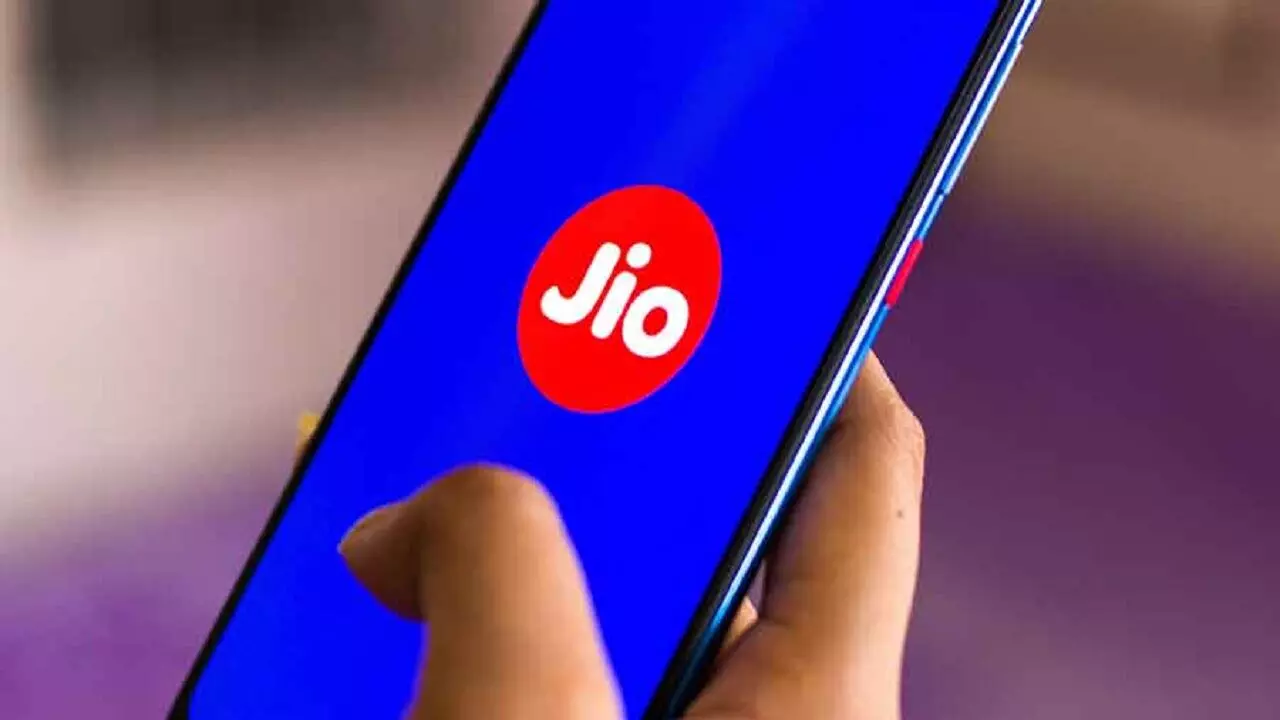 2 साल फ्री इंटरनेट बांटने के बाद मुकेश अंबानी ने साल भर चलने वाले Reliance Jio रिचार्ज प्लान पर किया बदलाव, जानिए!