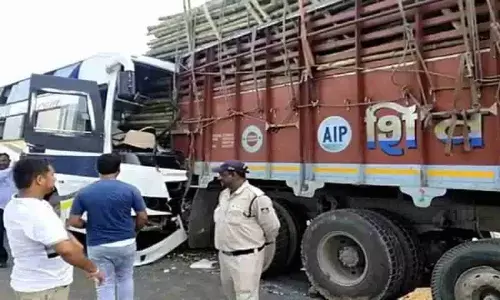 शहडोल में भीषण सड़क हादसा, बांस से भरे ट्रक से जा टकराई बस शहडोल में भीषण सड़क हादसा, बांस से भरे ट्रक से जा टकराई बस