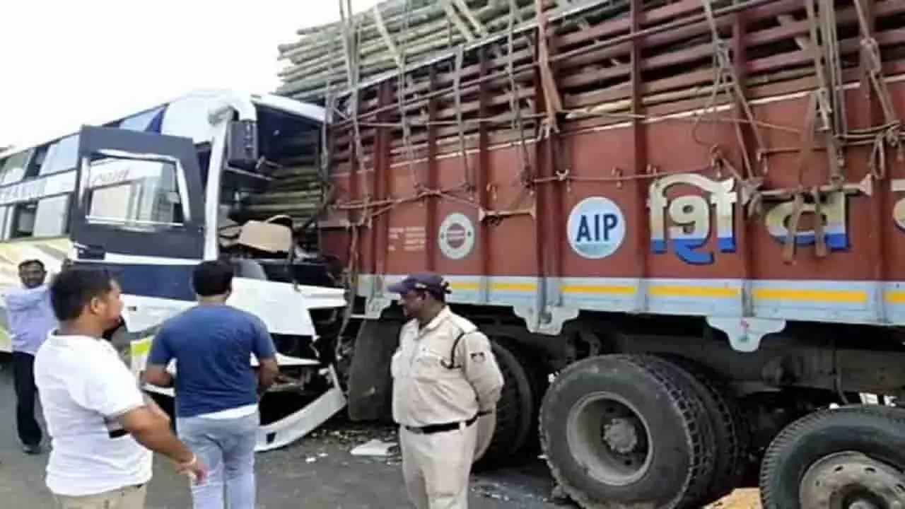शहडोल में भीषण सड़क हादसा, बांस से भरे ट्रक से जा टकराई बस