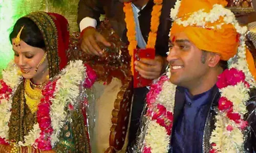 अपनी शादी में गहनों से लदी थी Sakshi Dhoni