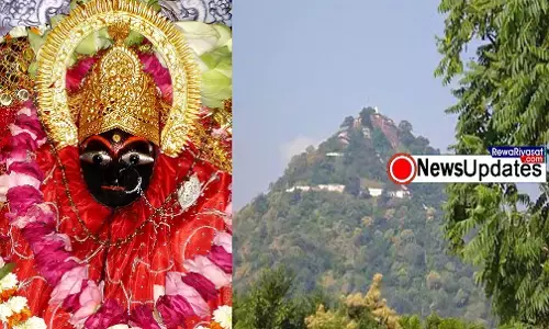 मैहर मां शारदा की भक्ति में डूबे भक्त, पूर्व मुख्यमंत्री ने की पूजा, महिला ने चढ़ाई अपनी जीभ