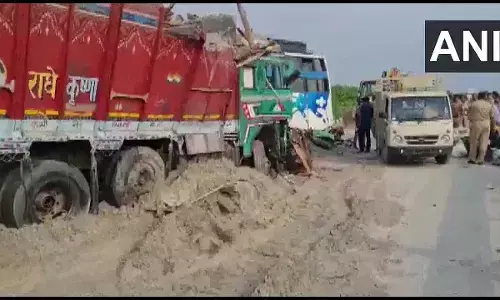 Barabanki Bus Accident: टूरिस्ट बस और ट्रक की भीषण टक्कर, 9 यात्रियों की मौत, 27 घायल Barabanki Bus Accident: टूरिस्ट बस और ट्रक की भीषण टक्कर, 9 यात्रियों की मौत, 27 घायल