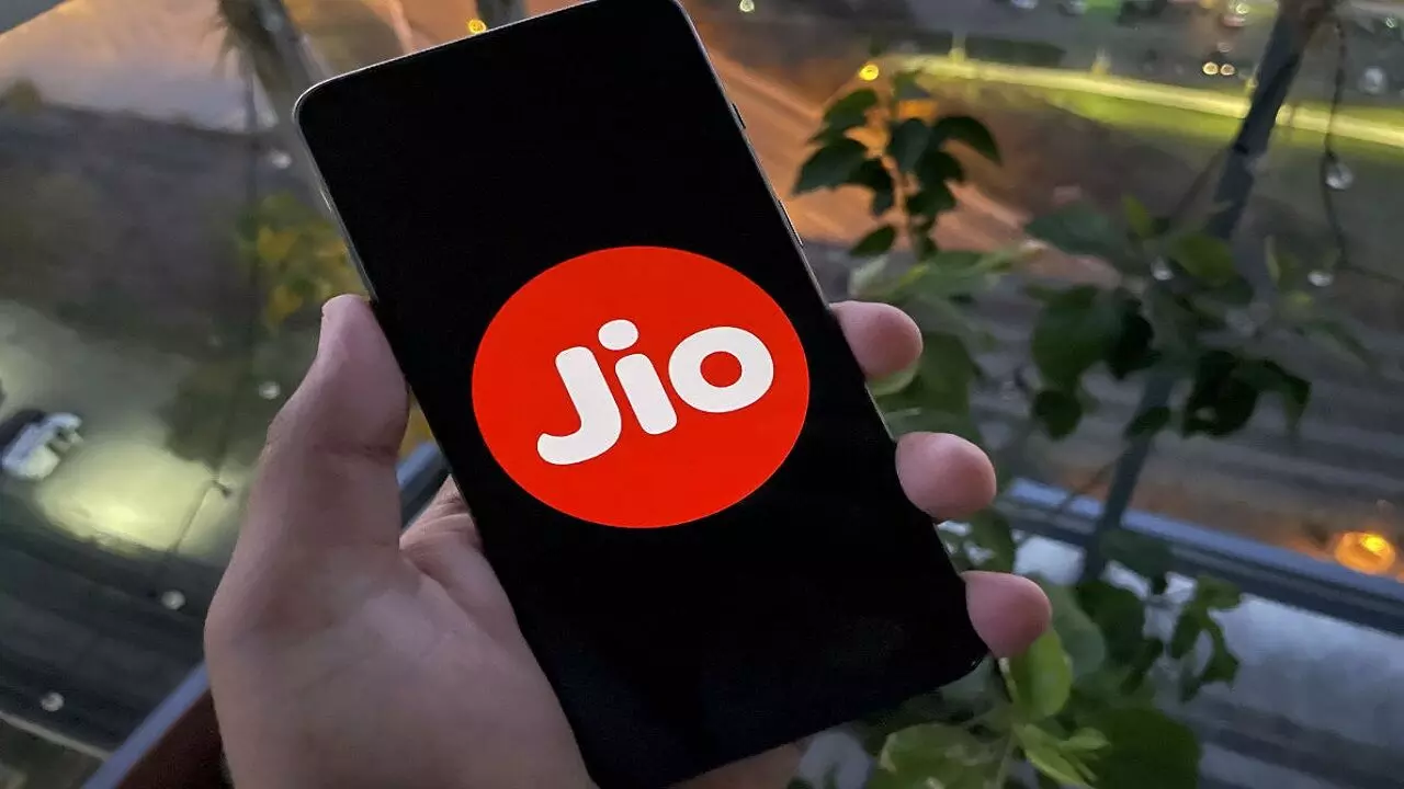 इंटरनेट फ्री देने वाले मुकेश अंबानी ने दिया Jio ग्राहकों को जबरदस्त तोहफा, इन प्लान्स के साथ मिल रहा भारी कैशबैक और फ्री डेटा कूपन