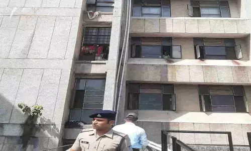 SGMH से सफाई कर्मी ने लगा दी छलांग, हो गई मौत, भाई ने सुरक्षा सुपरवाइजर को मारा चाकू