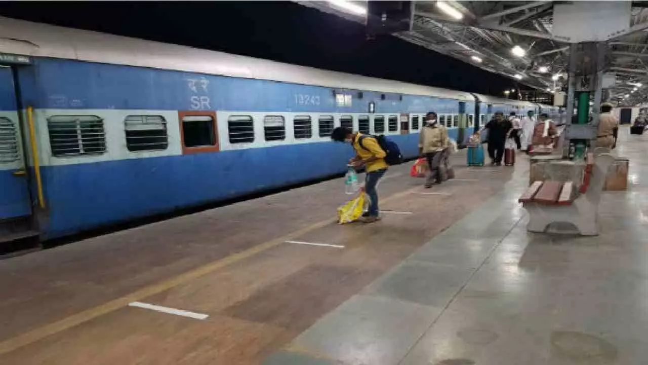 Indian Railway: इन रेलवे स्टेशनों में अब 50 रुपये में मिलेगा Platform Ticket