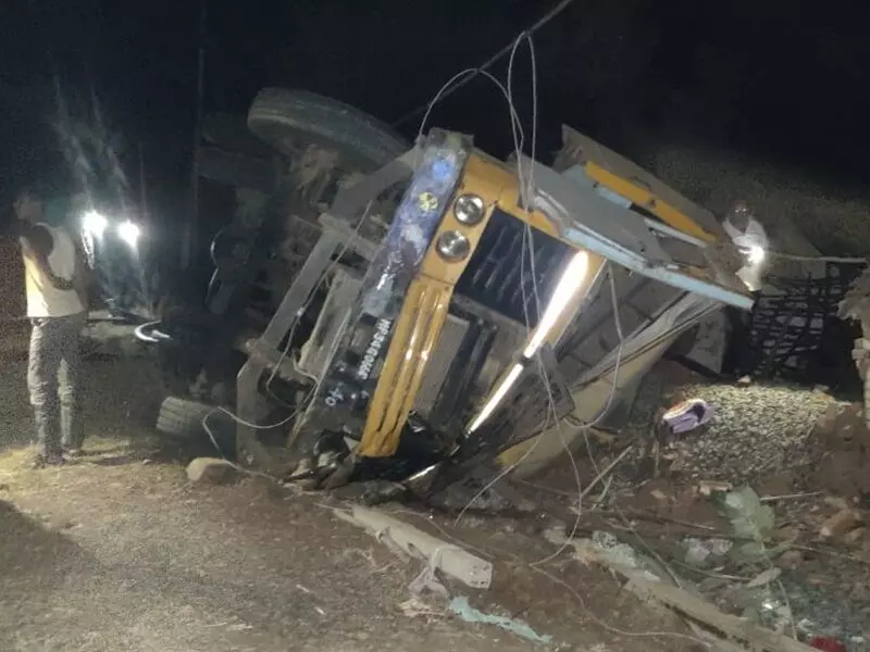 MP के दमोह में गिट्टी से भरा डंपर घर के ऊपर पलटा, 4 लोगो की मौके पर मौत