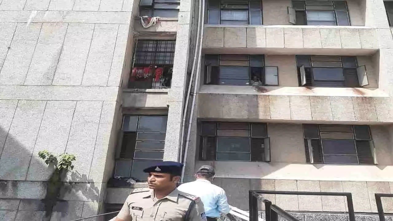 SGMH से सफाई कर्मी ने लगा दी छलांग, हो गई मौत, भाई ने सुरक्षा सुपरवाइजर को मारा चाकू