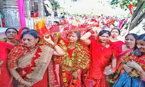 रीवा में महिलाओं ने निकाली 52 मीटर की ढ़ाई किलोमीटर लंबी चुनरी यात्रा रीवा में महिलाओं ने निकाली 52 मीटर की ढ़ाई किलोमीटर लंबी चुनरी यात्रा