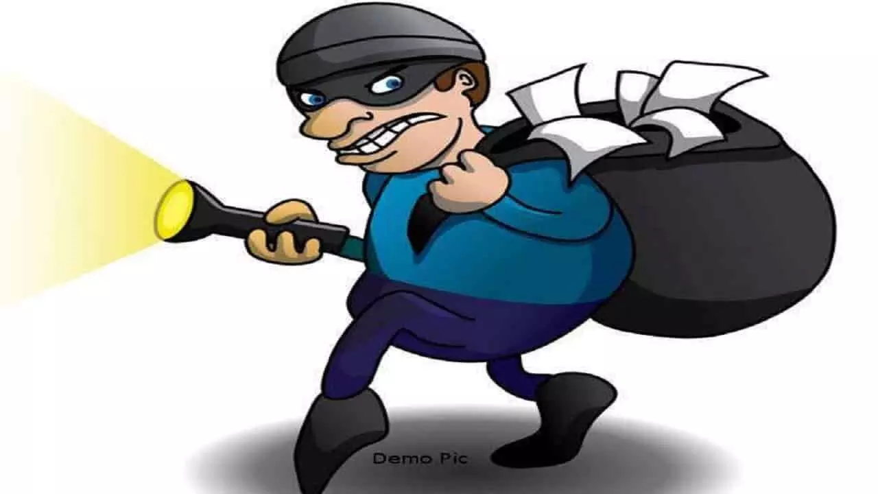 Theft in deserted house thieves crossed lakhs of jewelery and 50 thousand cash