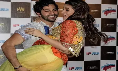 Varun Dhawan ने की शर्मनाक हरकत, Alia Bhatt को गोदी में उठाया, आलिया का दिखने लगा अंडरगार्मेंट्स, फिर मचा हड़कंप Varun Dhawan ने की शर्मनाक हरकत, Alia Bhatt को गोदी में उठाया, आलिया का दिखने लगा अंडरगार्मेंट्स, फिर मचा हड़कंप