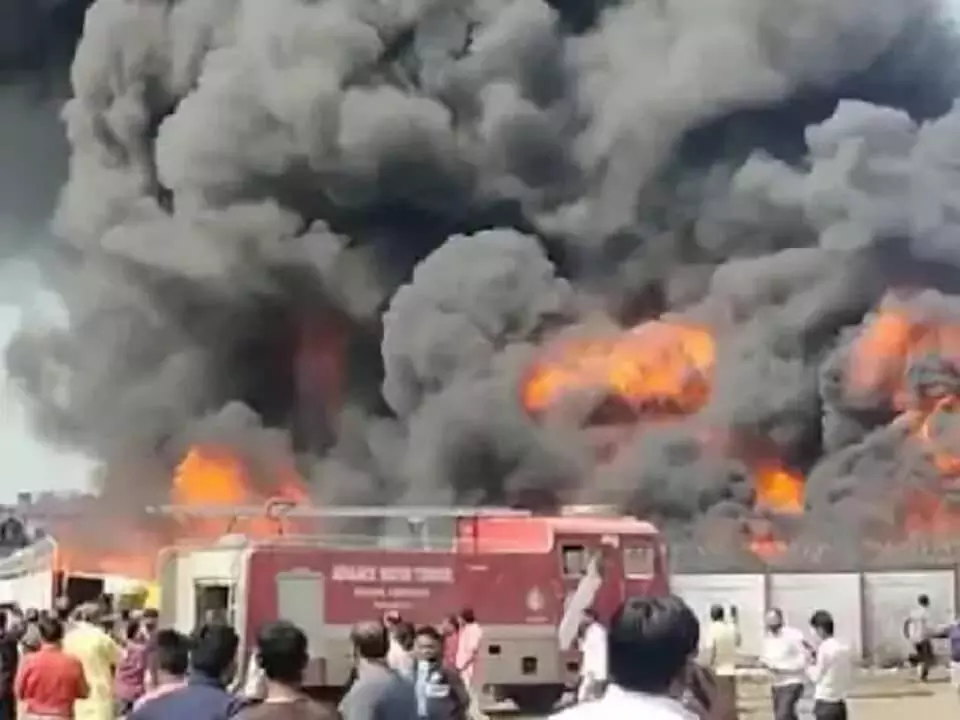 Ratlam News Fire broke out in plastic pipe godown flames and smoke balloons were visible from several kilometers away