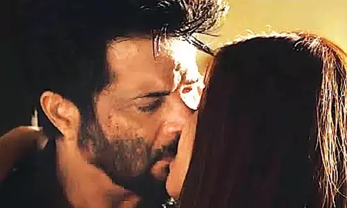 जब 64 साल के Anil Kapoor ने किया अपने से 28 साल छोटी बॉलीवुड एक्ट्रेस Surveen Chawla को Kiss, मचा हड़कंप