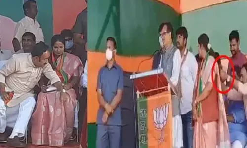 VIRAL VIDEO: भाजपा नेत्री के बालों में उलझे MP के खनिज मंत्री, घुटनों पर  हाथ रखे हुए आए नजर, अब सियासत हुई तेज