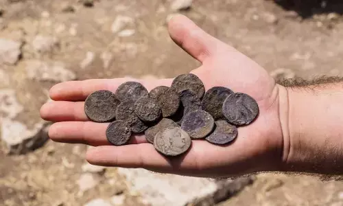 Old Coins Discovery: यहाँ मिला हजारों वर्ष पुराना चांदी के सिक्कों का खजाना