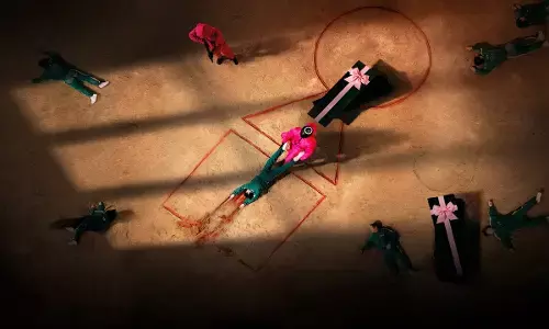 Squid Game Review: Netflix की सबसे फेमस वेब सीरीज स्क्विड गेम्स को बनाने में 10 साल लग गए, 90 देशों के लोग इसके पीछे दीवाने हो गए