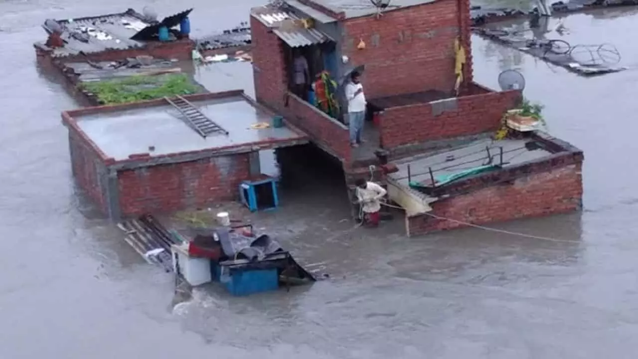 VIDEO: उत्तराखंड में फिर मौसम बना आफत, धसी रेलवे पटरियां, मलबे में तब्दील हुए कई घर