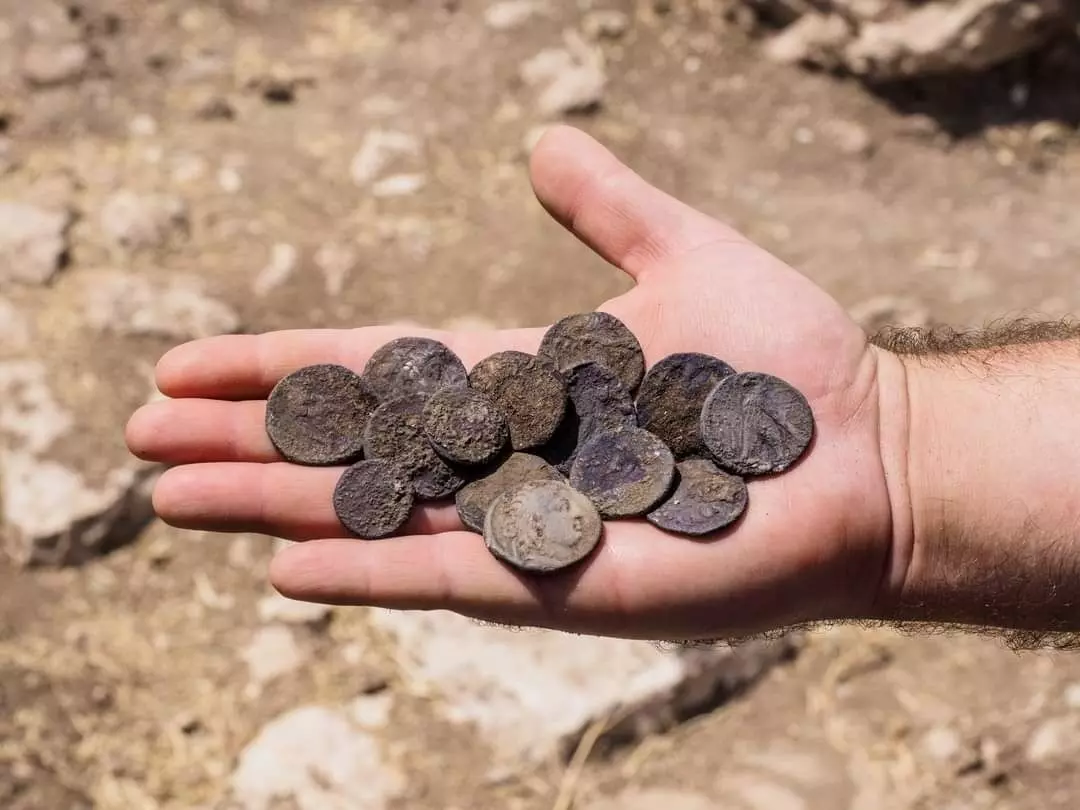 Old Coins Discovery: यहाँ मिला हजारों वर्ष पुराना चांदी के सिक्कों का खजाना
