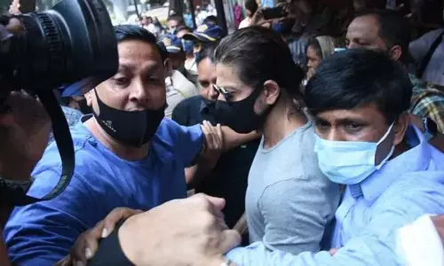 ऑर्थर रोड जेल में बंद बेटे आर्यन से मिलें शाहरुख खान, 15 मिनट चली मुलाकात ऑर्थर रोड जेल में बंद बेटे आर्यन से मिलें शाहरुख खान, 15 मिनट चली मुलाकात