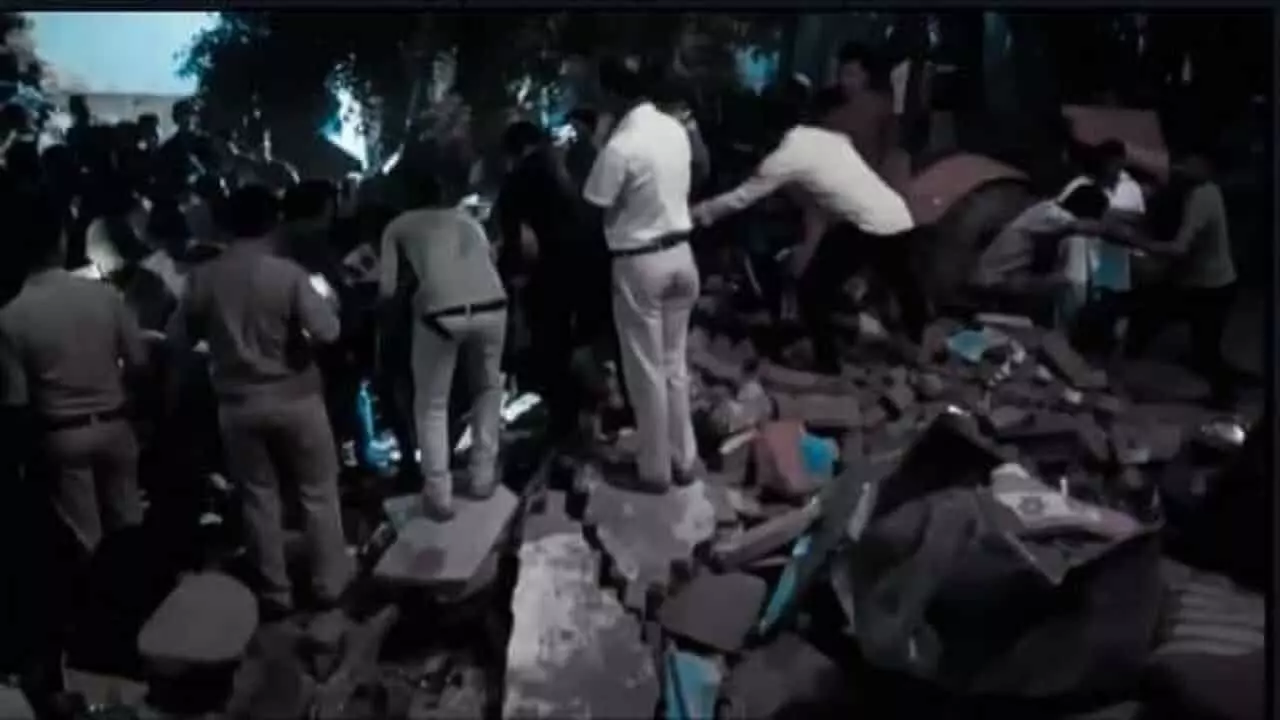 JAUNPUR: दो मंजिला मकान गिरा 5 की दबने से मौत, पांच की हालत गंभीर