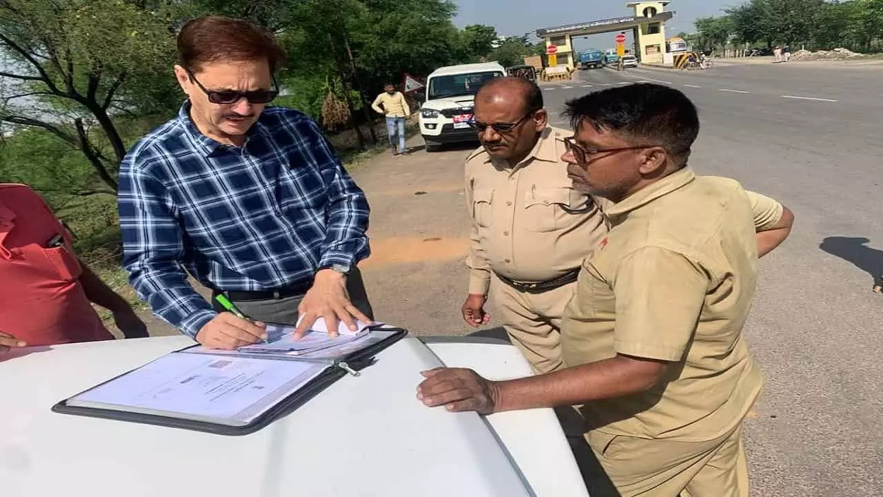 REWA: परिवहन विभाग ने 6 वाहनों के खिलाफ की कार्रवाई, सवा लाख रूपये वसूले टैक्स REWA: परिवहन विभाग ने 6 वाहनों के खिलाफ की कार्रवाई, सवा लाख रूपये वसूले टैक्स