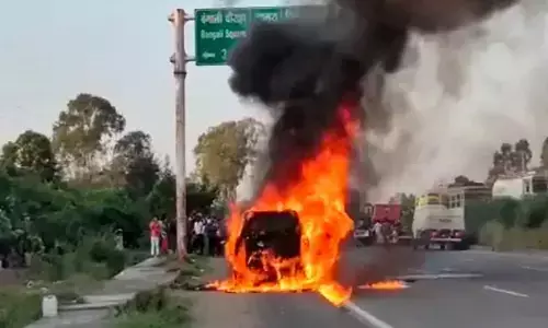 इंदौर की सड़क पर दौड़ रही करोड़ों की लक्जरी कार में अचानक लगी आग, जलकर ख़ाक, ड्राइवर ने कूदकर बचाई जान