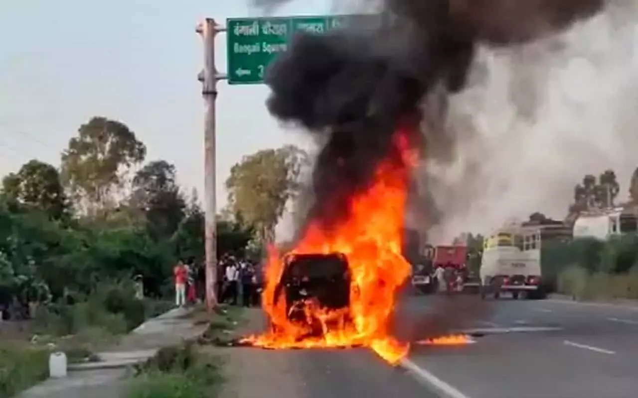 इंदौर की सड़क पर दौड़ रही करोड़ों की लक्जरी कार में अचानक लगी आग, जलकर ख़ाक, ड्राइवर ने कूदकर बचाई जान