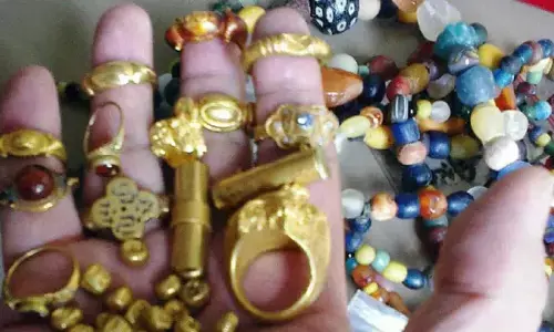 Golden Island: इंडोनेशिया के मछुआरों को मिला सोने का द्वीप, इस बेशकीमती खजाने से भरे आइलैंड का प्राचीन भारत से है नाता Golden Island: इंडोनेशिया के मछुआरों को मिला सोने का द्वीप, इस बेशकीमती खजाने से भरे आइलैंड का प्राचीन भारत से है नाता