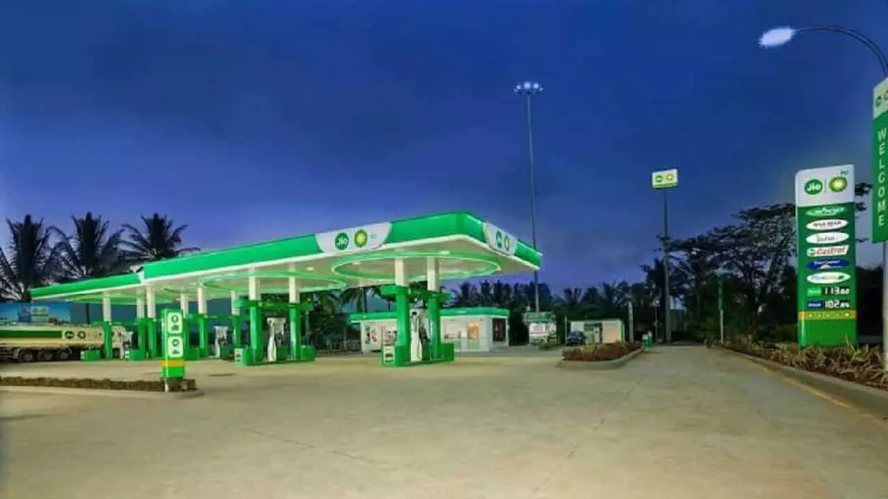 Reliance Jio-BP: रिलाइंस ने अपना मोबिलिटी स्टेशन शुरू किया है, जिसमे पेट्रोल-डीज़ल सहित EV चार्जिंग के साथ बहुत कुछ है Reliance Jio-BP: रिलाइंस ने अपना मोबिलिटी स्टेशन शुरू किया है, जिसमे पेट्रोल-डीज़ल सहित EV चार्जिंग के साथ बहुत कुछ है
