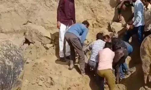 VIDEO: यूपी के घाटमपुर में बड़ा हादसा, धस गया मिट्टी का टीला 8 लोग दबे, दो महिलाओं की मौत