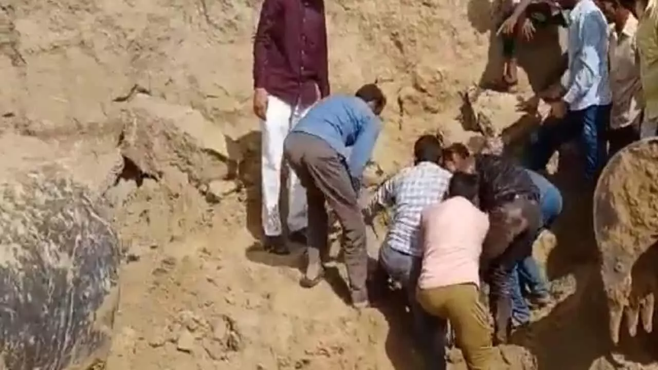 VIDEO: यूपी के घाटमपुर में बड़ा हादसा, धस गया मिट्टी का टीला 8 लोग दबे, दो महिलाओं की मौत