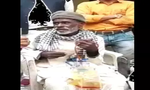 Rewa: वाह रे सरकारी सिस्टम, जिंदा व्यक्ति को कर दिया मृत घोषित, बेचारा बीमार बुजुर्ग 8 महीने से पेंशन के लिए भटक रहा