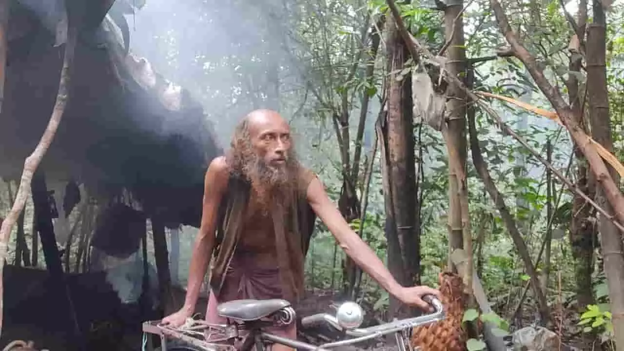दुनिया-दारी से दूर जंगल में रहने वाले इस शख्स ने 17 साल से नहीं कटवाई दाढ़ी, बड़ा दिलचस्प है रहन-सहन