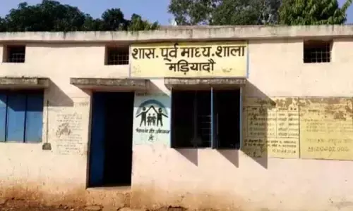 नशेड़ी हेडमास्टर छात्राओं को क्लासरूम में लॉक करके बोला- चलो डांस करते हैं