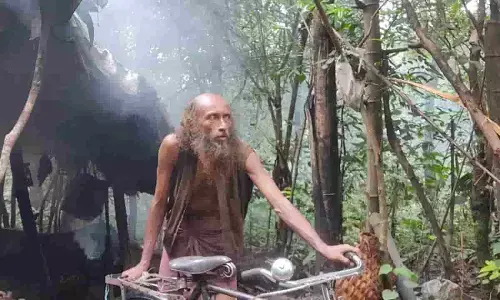 दुनिया-दारी से दूर जंगल में रहने वाले इस शख्स ने 17 साल से नहीं कटवाई दाढ़ी, बड़ा दिलचस्प है रहन-सहन
