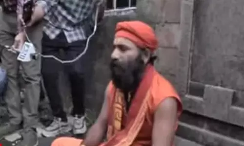 अरे मौज कर दी बाबा जी: रीवा से चिचा पहुंचे शाहरुख के मन्नत, आर्यन को कहा बेटा बीड़ी-गांजा मत पीना अरे मौज कर दी बाबा जी: रीवा से चिचा पहुंचे शाहरुख के मन्नत, आर्यन को कहा बेटा बीड़ी-गांजा मत पीना