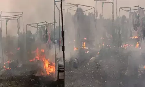 UP: आग के हवाले हुआ पटाखा बाजार, दुकानों में होने लगे धमाके