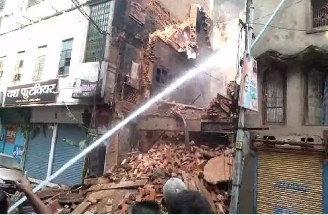 Gwalior: पटाखे की चिंगारी से जूता फैक्ट्री के गोदाम में भड़की आग से हड़कम्प