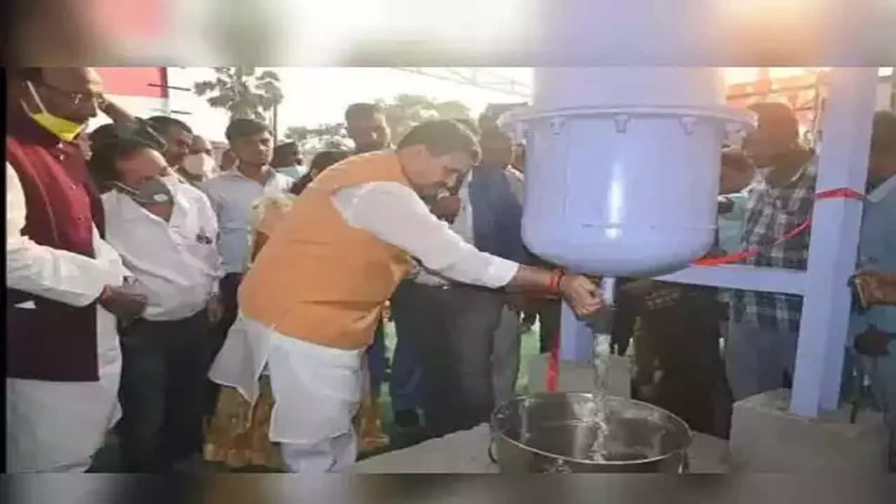 मुजफ्फरपुर में खुला प्लास्टिक से पेट्रोल बनाने का प्लांट, जानें प्लास्टिक से कैसे बनता है पेट्रोल-डीज़ल मुजफ्फरपुर में खुला प्लास्टिक से पेट्रोल बनाने का प्लांट, जानें प्लास्टिक से कैसे बनता है पेट्रोल-डीज़ल